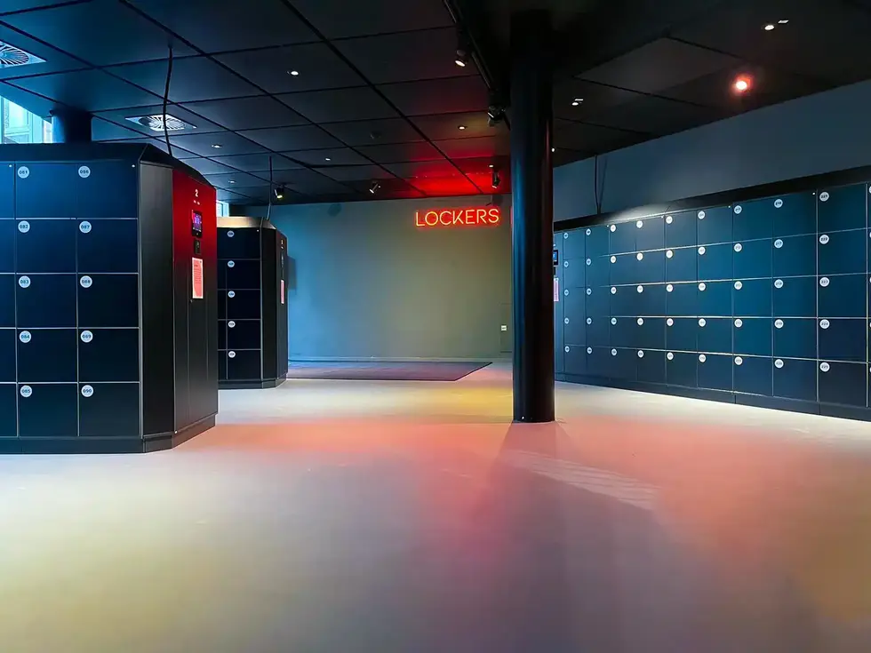 Temporary smart lockers serving an event