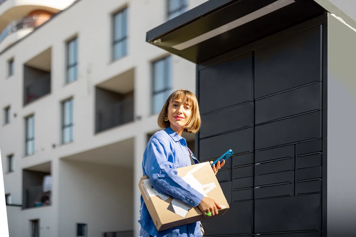 Smart lockers supporting secure logistics and warehouse handovers